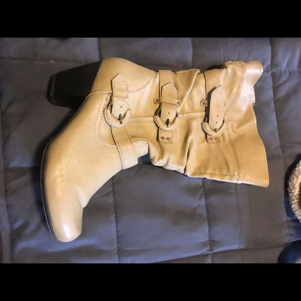 Boots - Picture 5 of 6